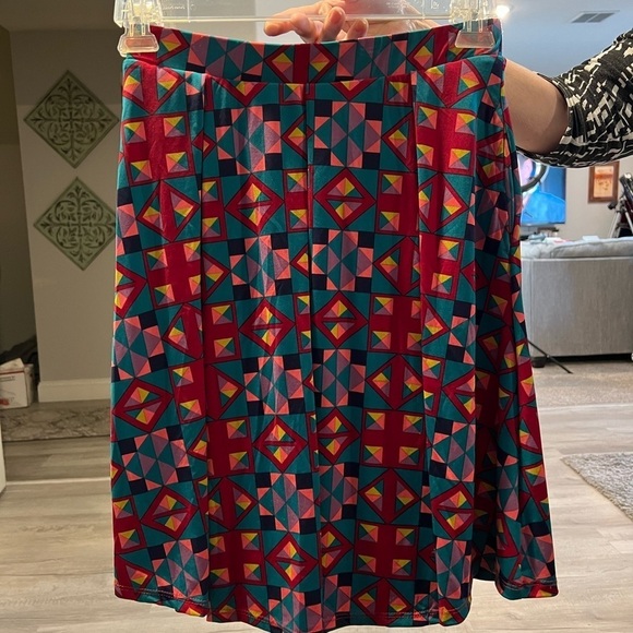 B056. NWT Lularoe Womens Multicolor Geo Print Madison Mini Skirt Pockets - Picture 3 of 3